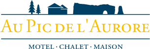 The logo for Au Pic de L'Aurore. Yellow and blue text reads "Au Pic de L'Aurore Motel Chalet Maison." Blue silhouettes show a tree, a building, and the rock formation Pic de L'Aurore.